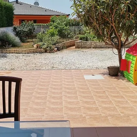 Apartman House Lea *