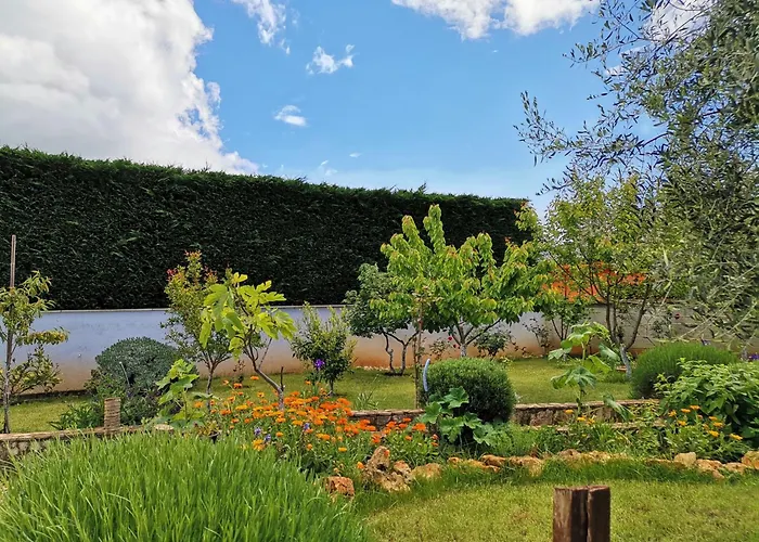 Apartment Romantic Apartment Flower Pula